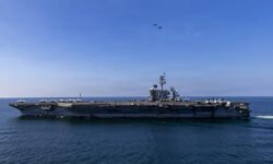 Irán acusa a EE. UU. de preparar despliegue terrestre y amenaza con atacar portaaviones USS Abraham Lincoln