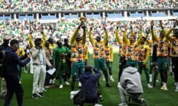 Senegal exhibe el trofeo de la Copa Africana de Naciones a pesar de que le quitaron el título
