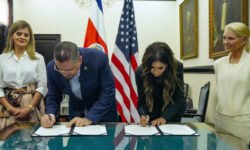 Costa Rica firma acuerdo con EE. UU. para recibir migrantes deportados de terceros países