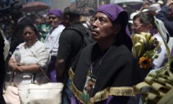 En imágenes: bajo el peso de la fe, Guatemala inicia su Semana Santa