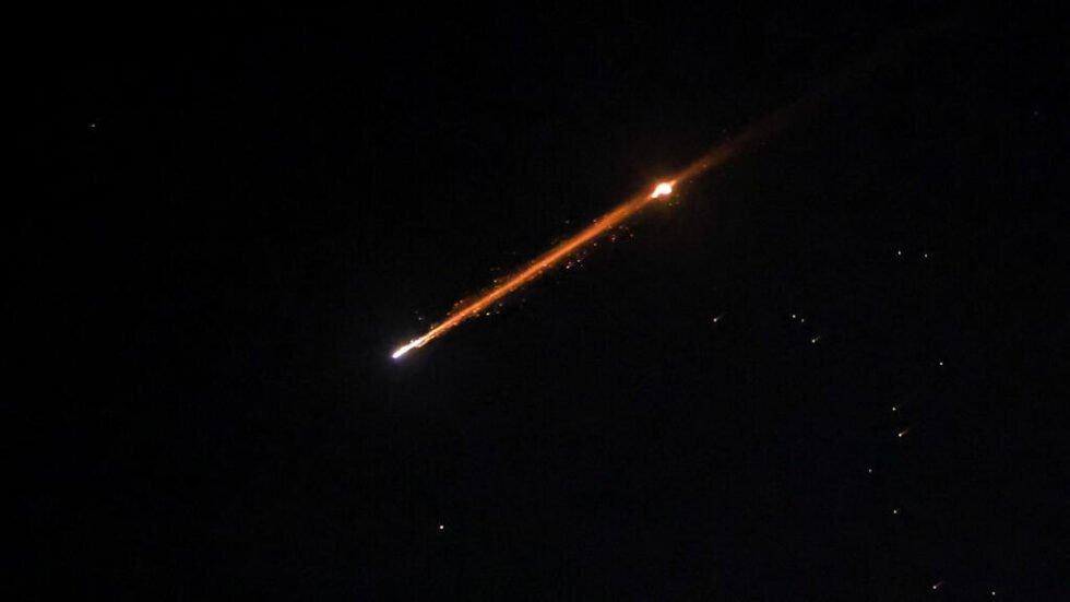 Irán lanza nueva salva de misiles contra Israel; ejército israelí bombardea el sur de Beirut