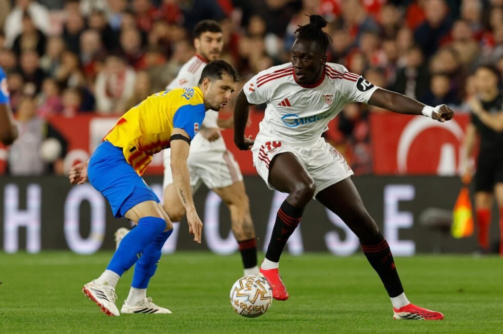 El Valencia deja al Sevilla al borde del abismo