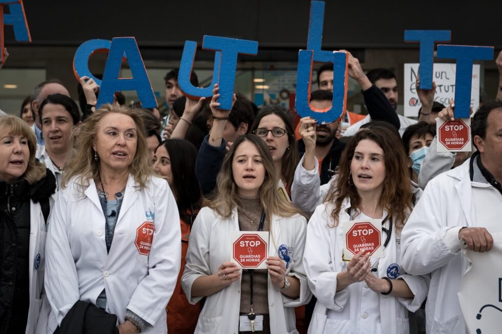 La segunda semana de huelga termina con cientos de miles de citas canceladas y sin acercamiento entre los médicos y Sanidad