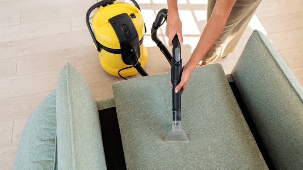 Esta aspiradora de agua especial para tapicerías dejará tu sofá como nuevo por menos de 60 euros