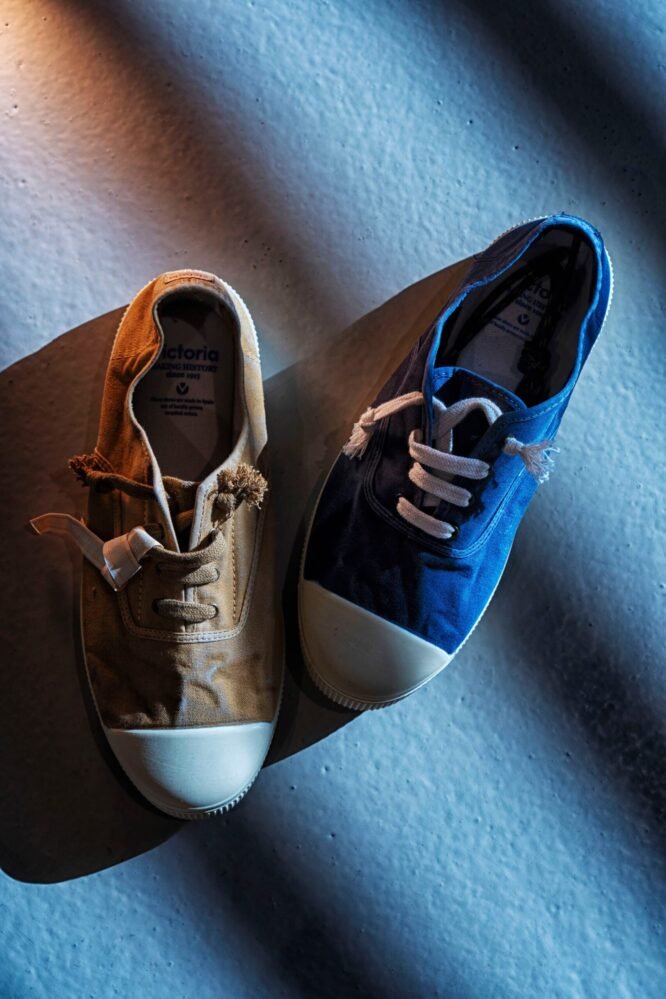Las zapatillas que los abuelos llevaban al huerto y los nietos a los festivales de música: la historia de las Victoria