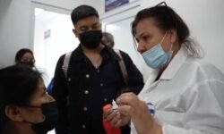 Avanza el retiro de médicos cubanos de Guatemala tras el cierre de misiones médicas