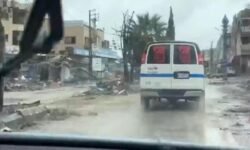 Paramédicos recorren Nabatieh en busca de heridos tras enfrentamientos entre Israel y Hezbolá