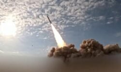 Trump asegura que Irán "está rogando por un acuerdo" mientras Teherán niega diálogos