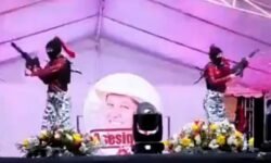 Escándalo en Michoacán por un baile de estudiantes con armas de utilería y fotos de alcaldes asesinados