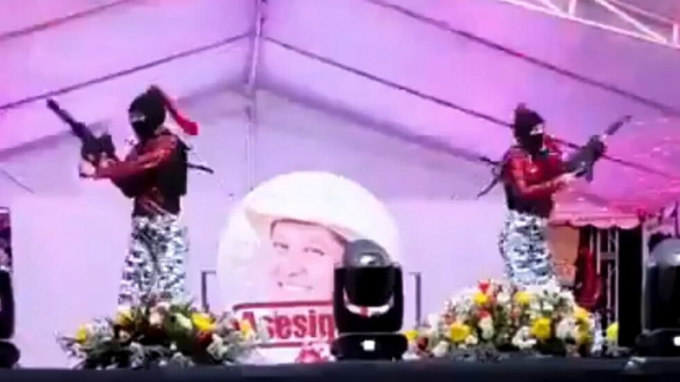 Escándalo en Michoacán por un baile de estudiantes con armas de utilería y fotos de alcaldes asesinados