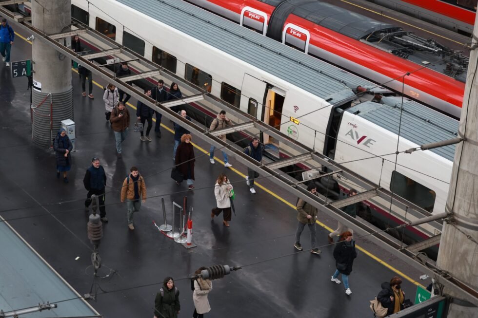 Retrasos en los trenes de alta velocidad con origen o destino Madrid por una incidencia en las señalizaciones de Adif