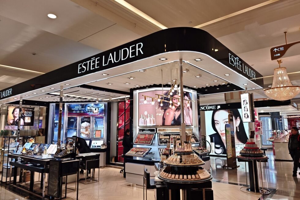 Estée Lauder, el gigante de la belleza que busca superar un bache de la mano de Puig