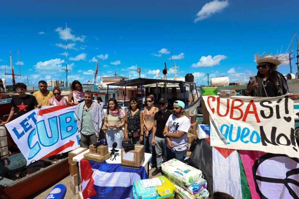 Pablo Iglesias, Gerardo Pisarello y Javier Sánchez Serna viajan a Cuba para entregar 20 toneladas de ayuda humanitaria