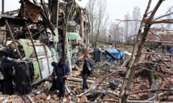 Trump presiona a Irán con su ultimátum, mientras sigue la búsqueda del piloto de EE. UU. desaparecido