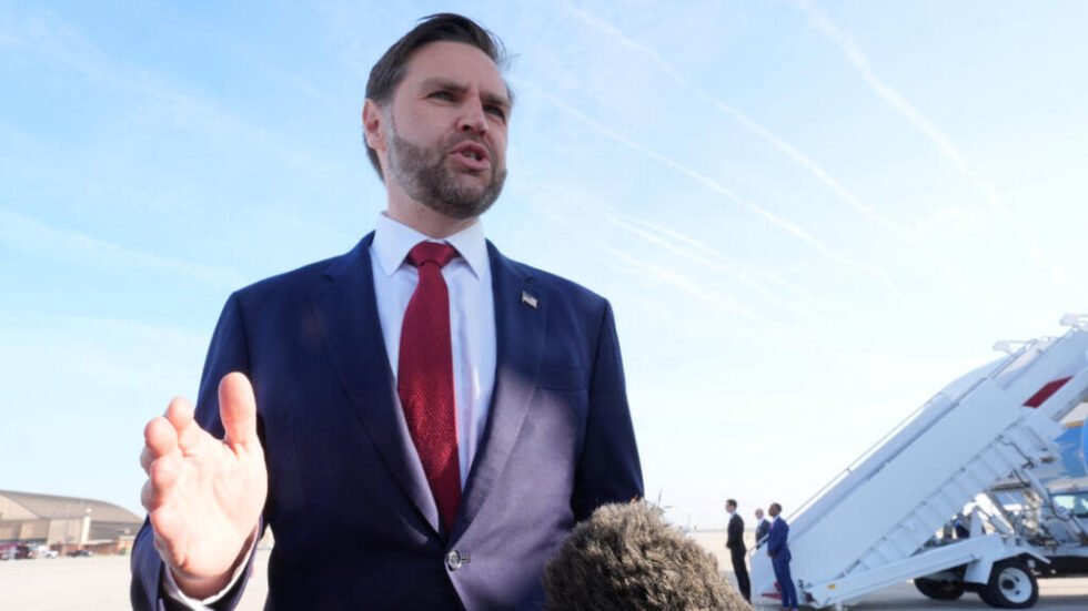 "No se burle de nosotros", advierte Vance a Irán al partir hacia Pakistán para negociaciones