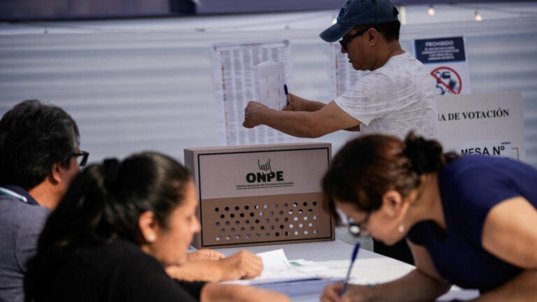 Elecciones en Perú: Fiscalía investiga el retraso del material electoral; JNE amplía una hora las votaciones