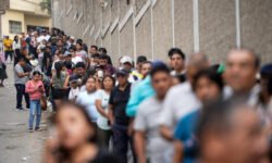 Perú en el limbo electoral: cierran las mesas y Keiko sigue a la espera de su rival en el balotaje