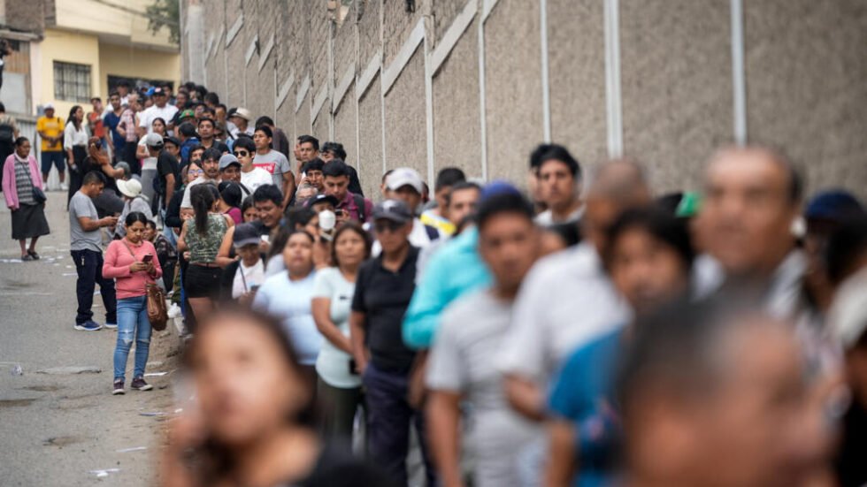 Perú en el limbo electoral: cierran las mesas y Keiko sigue a la espera de su rival en el balotaje