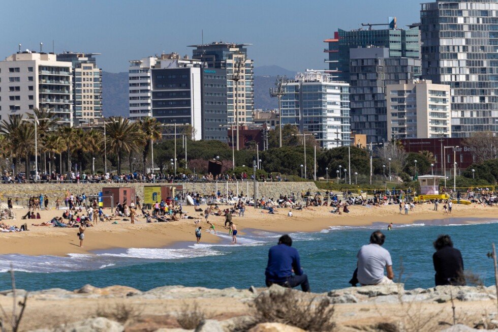 La semana comienza con cielos despejados en buena parte del país, pero se prevé la llegada de una nueva borrasca al final del día