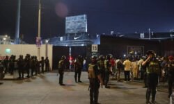 Un muerto y decenas de heridos en estadio de Alianza Lima antes del clásico peruano