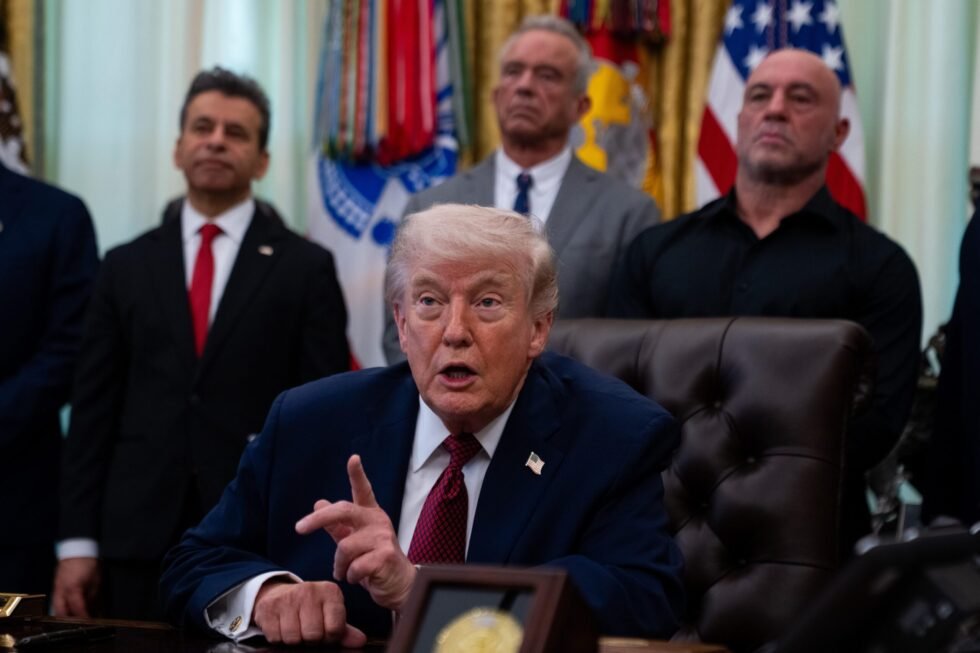 Trump retoma las negociaciones, pero amenaza con hacer “volar Irán por los aires” si no acepta su plan