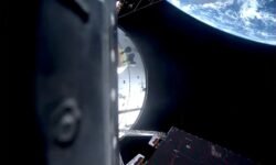 Los astronautas siguen adelante con la misión a pesar de una pérdida de comunicación y problemas con el retrete