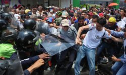 Venezuela: la Policía dispersa con gases a manifestantes que exigen aumento salarial