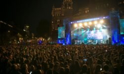 “Quien canta, reza dos veces”: pop cristiano para 85.000 feligreses en el centro de Madrid