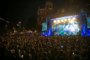 “Quien canta, reza dos veces”: pop cristiano para 85.000 feligreses en el centro de Madrid