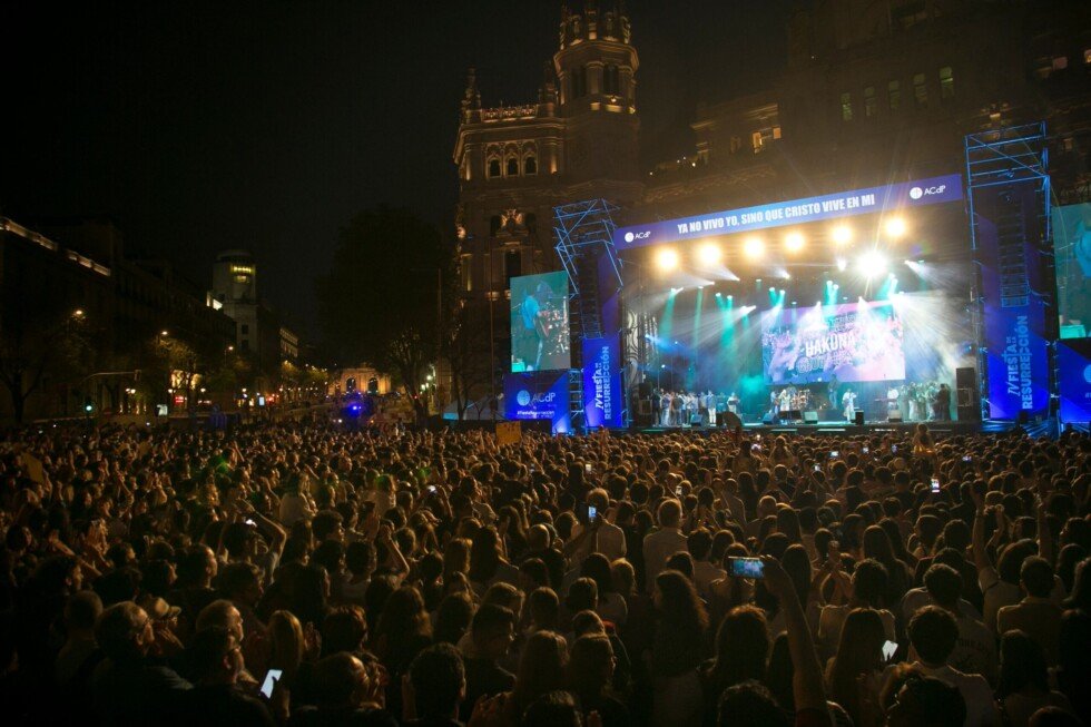 “Quien canta, reza dos veces”: pop cristiano para 85.000 feligreses en el centro de Madrid