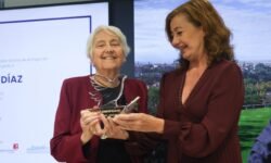 Soledad Gallego-Díaz recibe el Premio de Ética Periodística de la FAPE: “Este oficio exige un compromiso desde que se empieza”