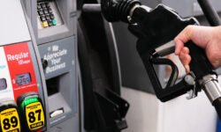 EE. UU. registra una fuerte alza del combustible que presiona la inflación pese a las promesas de Trump