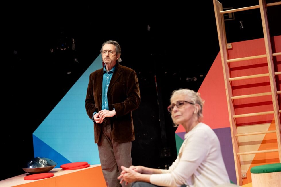 Montse Guallar y Ramon Madaula, abuelos de excepción en una comedia que reflexiona sobre los modelos educativos