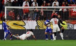 El Sevilla respira a costa de un Atlético con la mente puesta en la Champions y la final de Copa