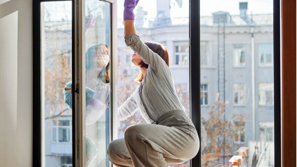 El limpiacristales magnético que deja las ventanas impolutas por dentro y por fuera sin correr riesgos