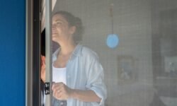 La puerta mosquitera magnética con la que ventilar toda la casa sin que entre ni un insecto en casa