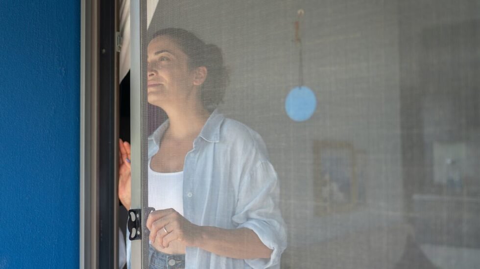 La puerta mosquitera magnética con la que ventilar toda la casa sin que entre ni un insecto en casa