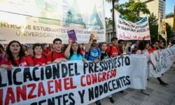 La justicia ordena a Milei aumentar los salarios universitarios y las becas estudiantiles