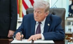 Trump firma una orden ejecutiva para limitar el voto por correo