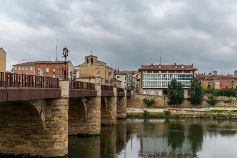 La Policía investiga el robo de un busto de bronce de Cervantes en Miranda de Ebro