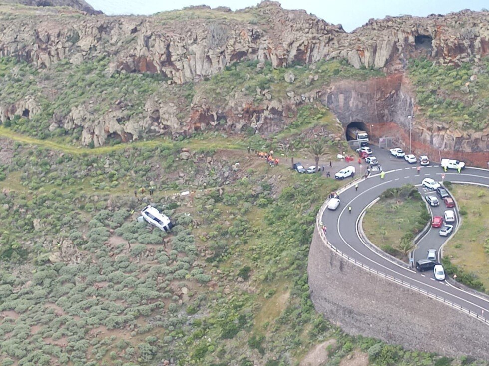 Un muerto y tres heridos graves tras precipitarse un autocar en La Gomera