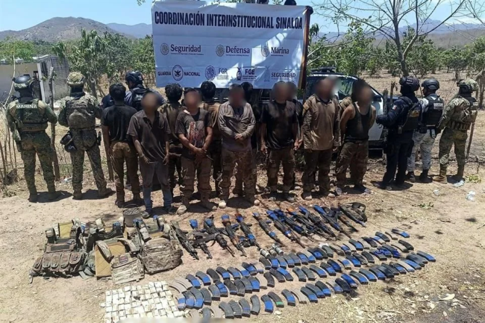 La Marina detiene a 13 presuntos integrantes de Los Chapitos en Rosario, Sinaloa
