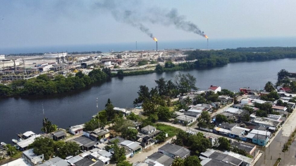 Incidentes en Dos Bocas retrasan la autosuficiencia energética prometida por AMLO