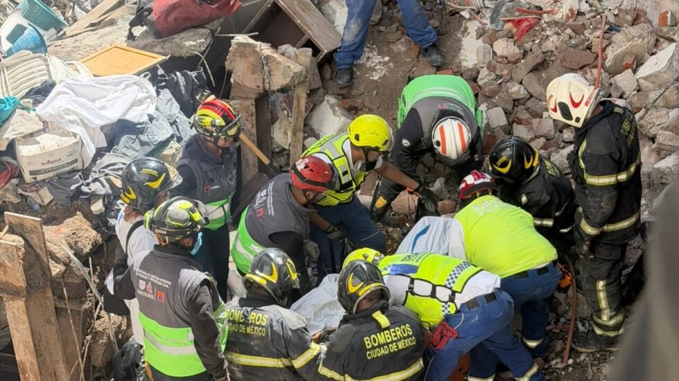 Colapsa vivienda en la alcaldía Cuauhtémoc; muere un hombre de 30 años