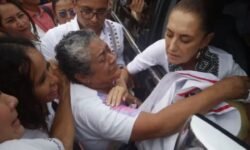 Madre de Roxana Guzmán pide personalmente ayuda a Sheinbaum para hallar a su hija