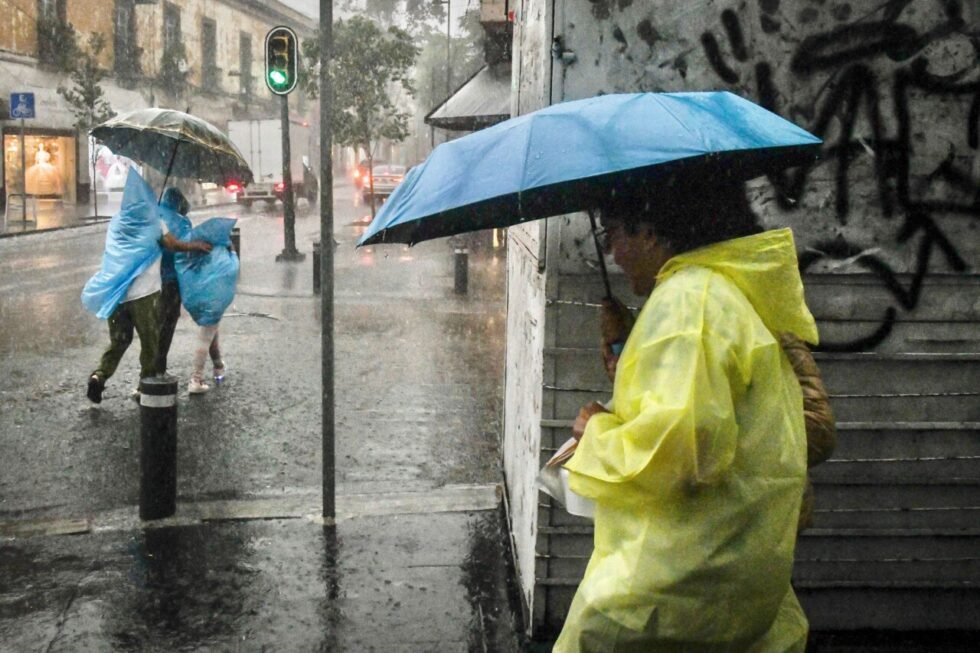 Autoridades alertan por fuertes lluvias en 12 estados durante el fin de semana