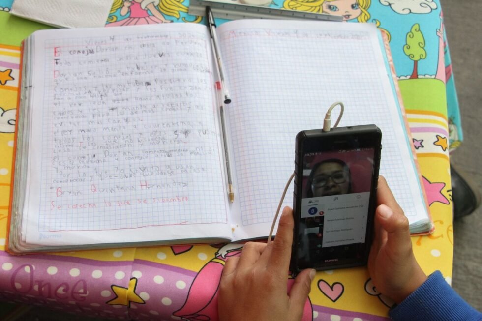 Gobierno va por regulación nacional de celulares en aulas mientras 16 estados ya los restringen