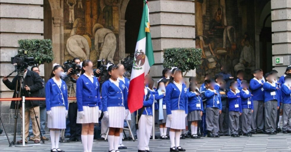 Adiós a las escoltas para los mejores alumnos: la SEP cambia la regla en primarias de la CDMX