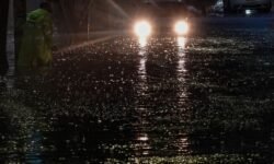 Lluvia provoca inundaciones en alcaldías de CDMX; autoridades activan Alerta Roja y Naranja