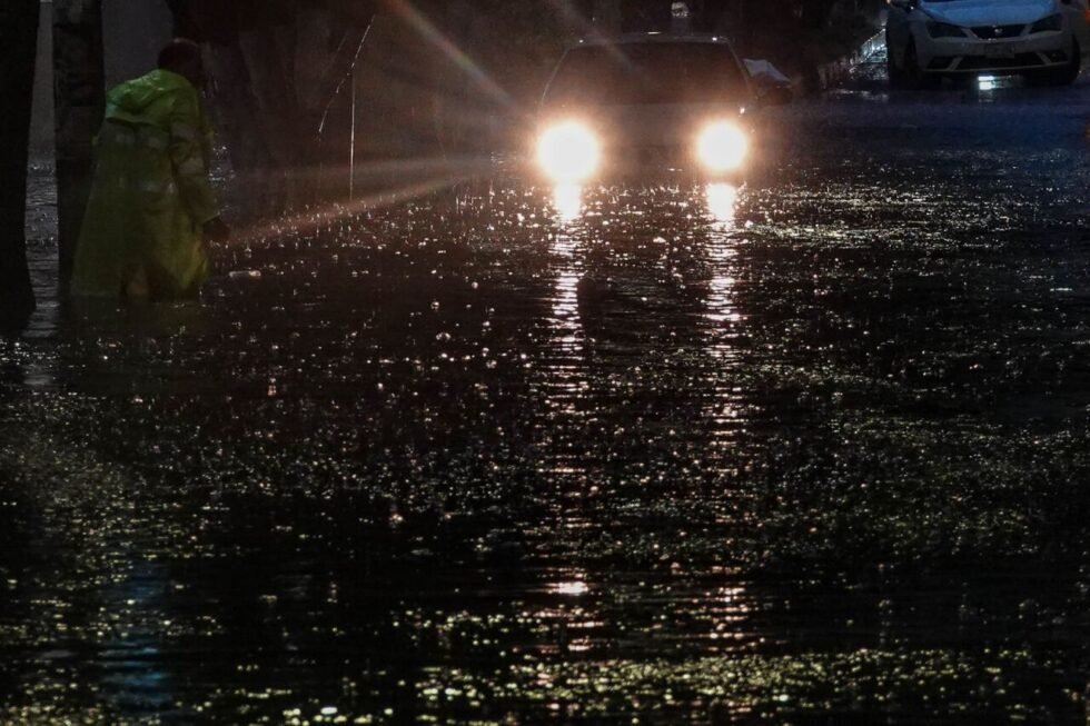 Lluvia provoca inundaciones en alcaldías de CDMX; autoridades activan Alerta Roja y Naranja